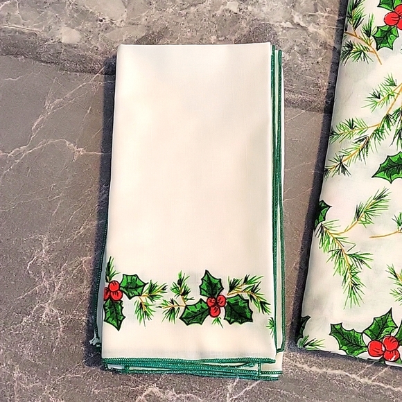 VINTAGE CHRISTMAS TABLECLOTH W/NPKS - Picture 5 of 5